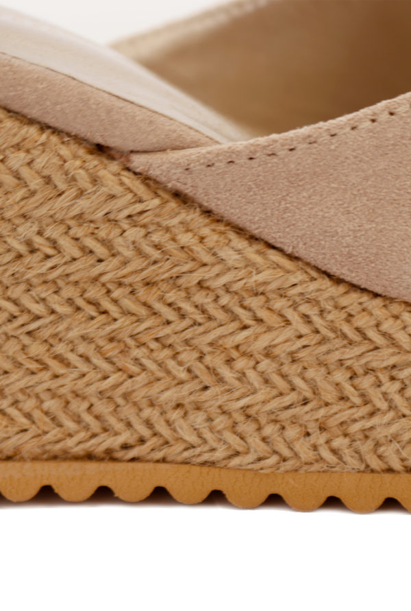 sandals made in cork with braided natural materials. Suede exterior and leather interior for petite women